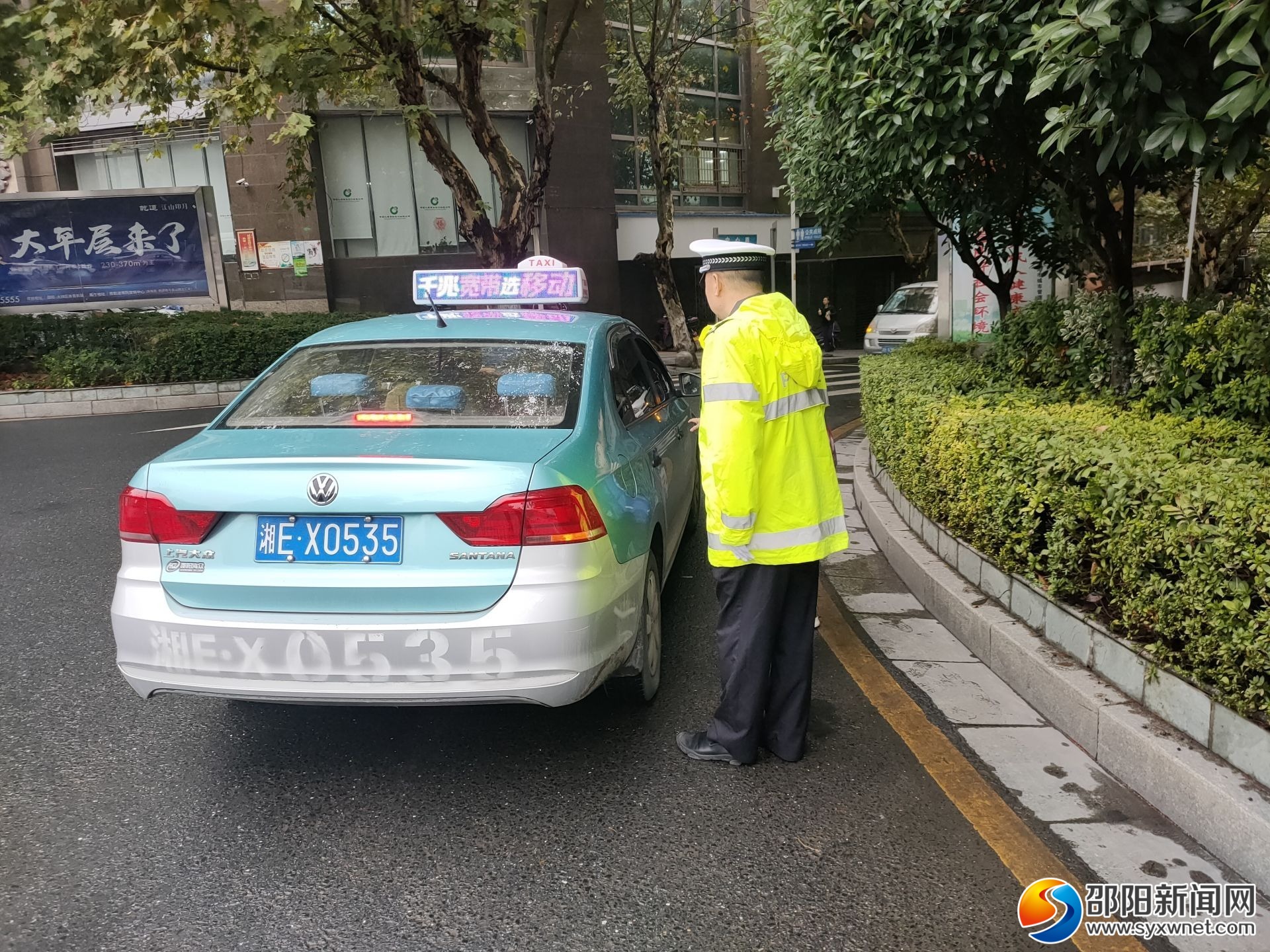 邵阳交警：道路上的荧光黄 车流中的安全色(图2)