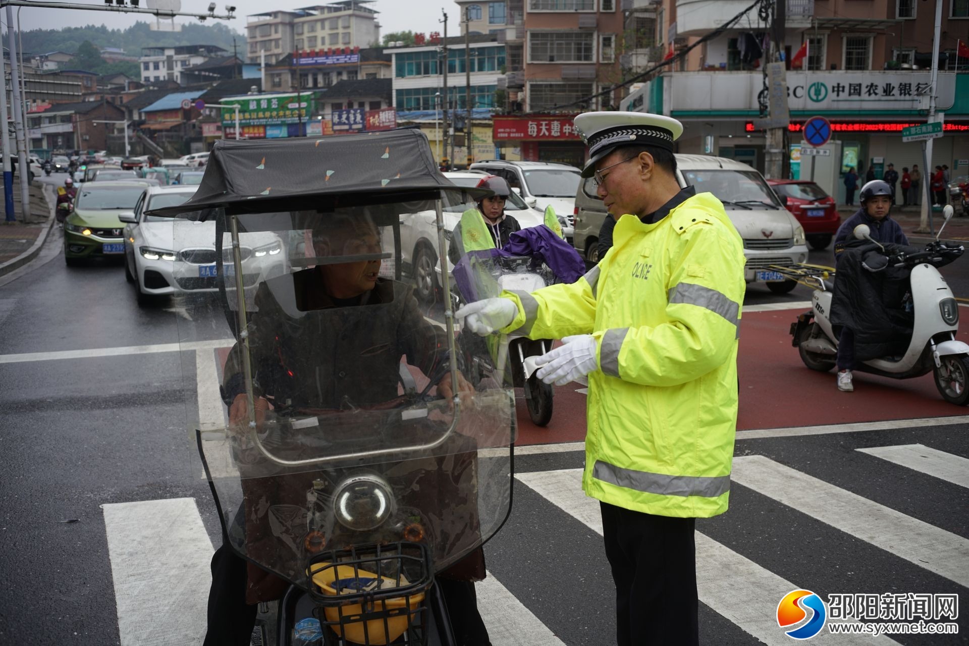 邵阳交警：道路上的荧光黄 车流中的安全色(图1)
