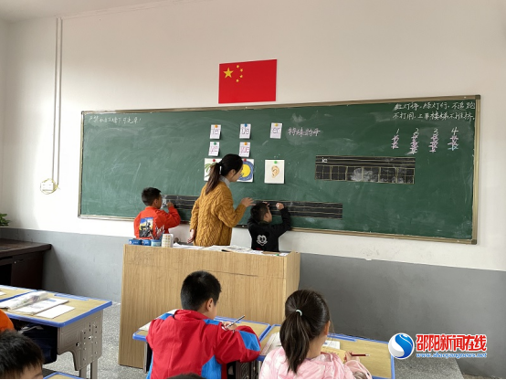 落实双减政策，打造高效课堂——双清区志成学校开展一年级拼音教学活动(图1)