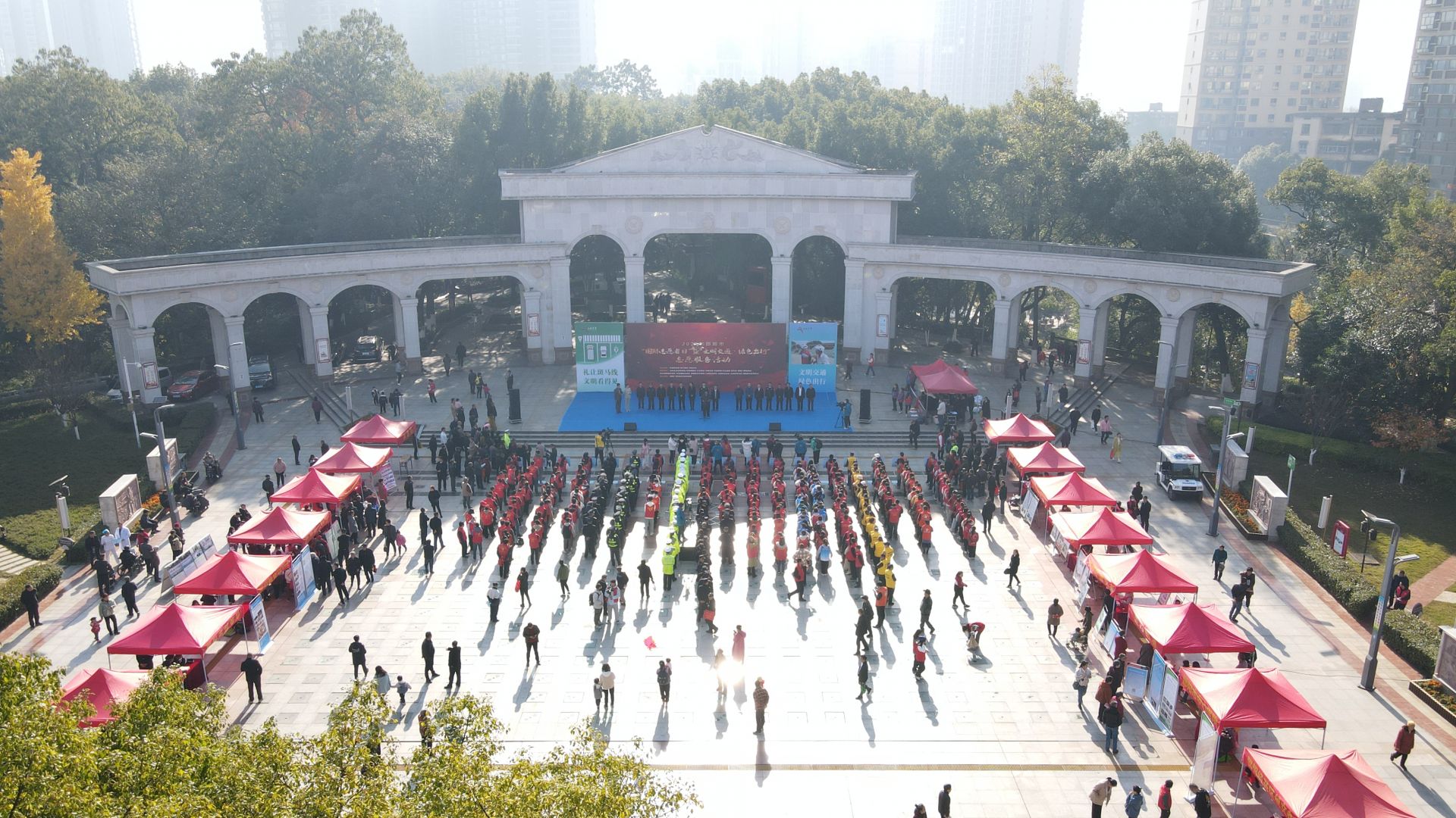 2021年邵阳市“国际志愿者日”暨“文明交通·绿色出行”志愿服务活动启动(图1)