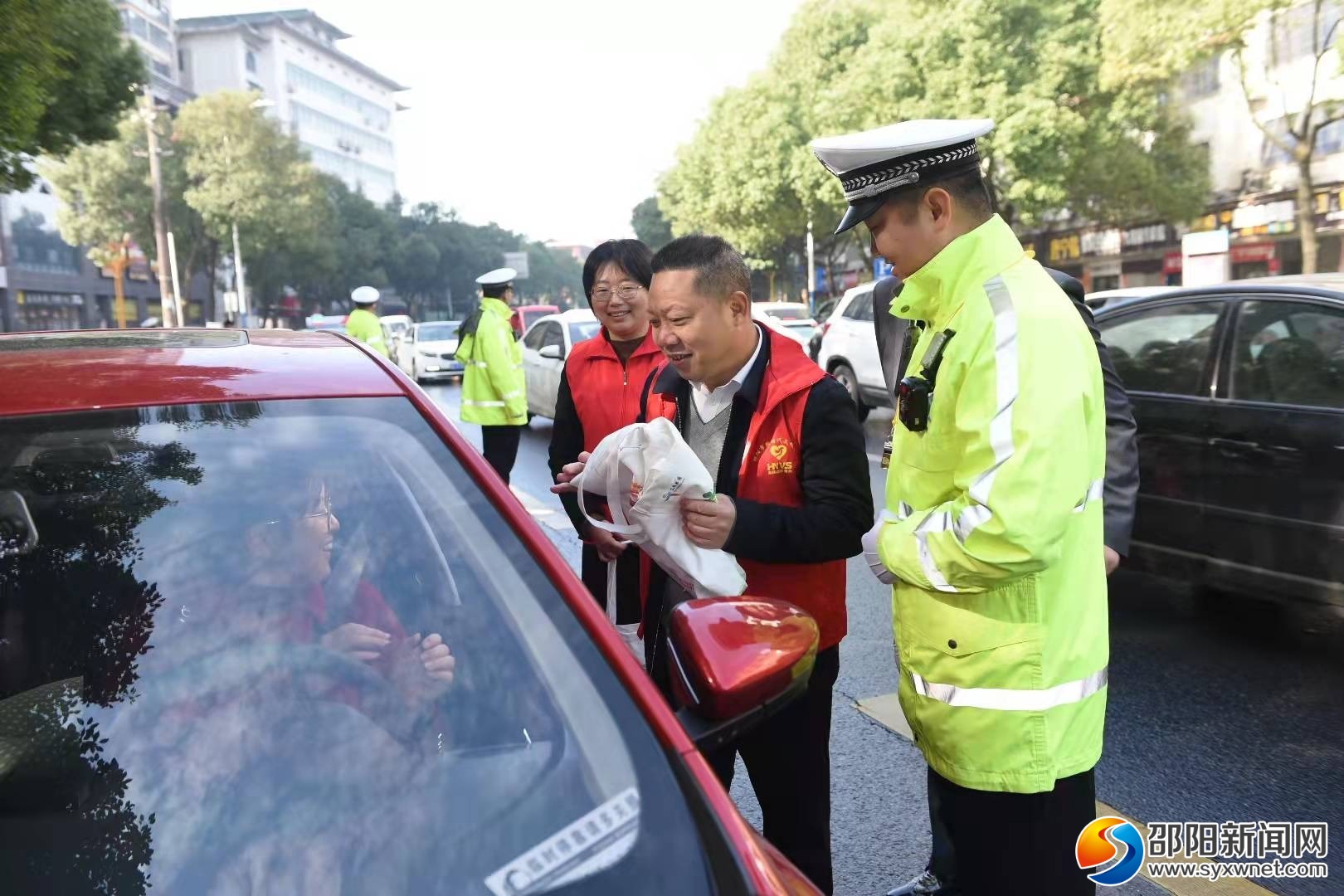2021年邵阳市“国际志愿者日”暨“文明交通·绿色出行”志愿服务活动启动(图5)