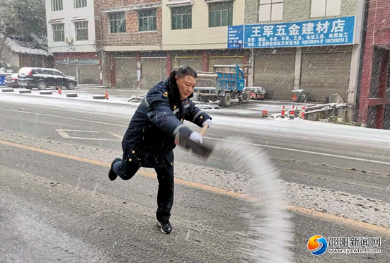 组图|铲冰除雪保畅 邵阳交通人始终坚守在一线(图3)