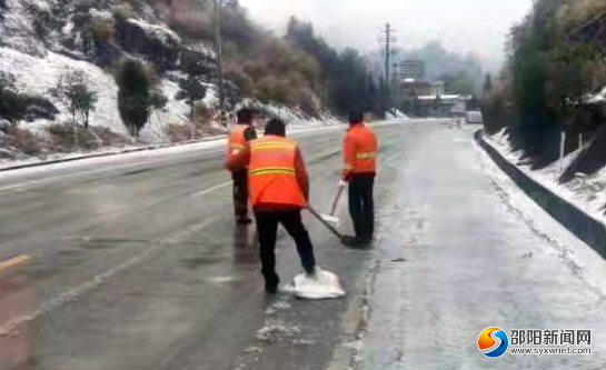 组图|铲冰除雪保畅 邵阳交通人始终坚守在一线(图4)