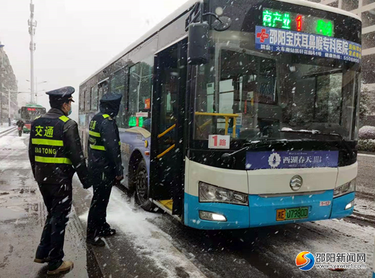 组图|铲冰除雪保畅 邵阳交通人始终坚守在一线(图13)