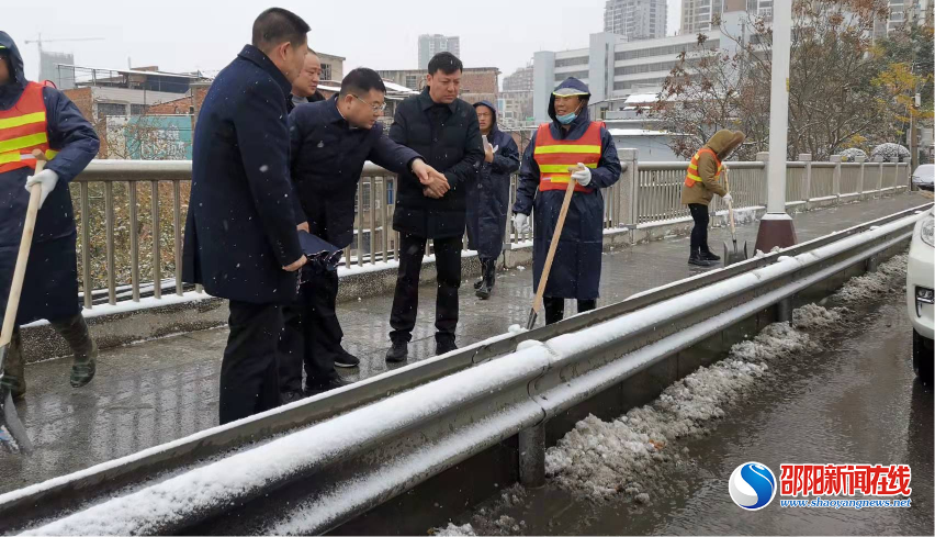 积极应对低温雨雪冰冻天气 邵阳公路人全力以赴保畅通(图1)