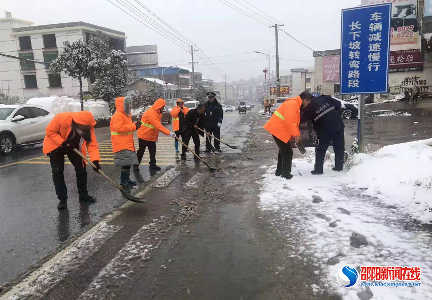积极应对低温雨雪冰冻天气 邵阳公路人全力以赴保畅通(图2)