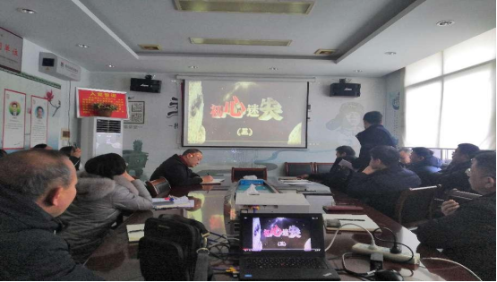 培土加固“精神堤坝” 持之以恒抓作风——驻市工信局纪检组用“身边人 身边事”开展警示教育(图1)