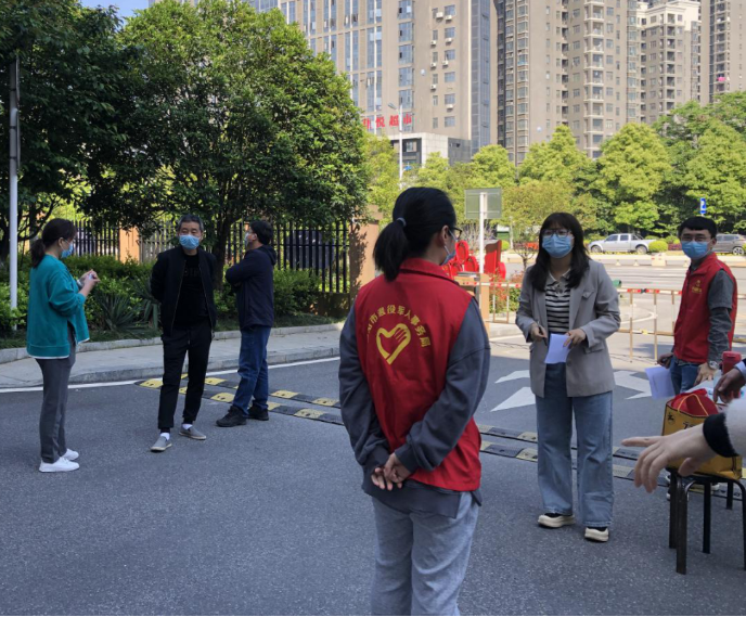 “疫”不容辞，志愿有我——邵阳市退役军人事务局党员志愿者下沉社区一线助力抗疫(图1)