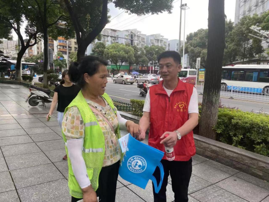 市发改委扎实开展“垃圾分类好处多，党员带头人人做”主题党日活动(图2)