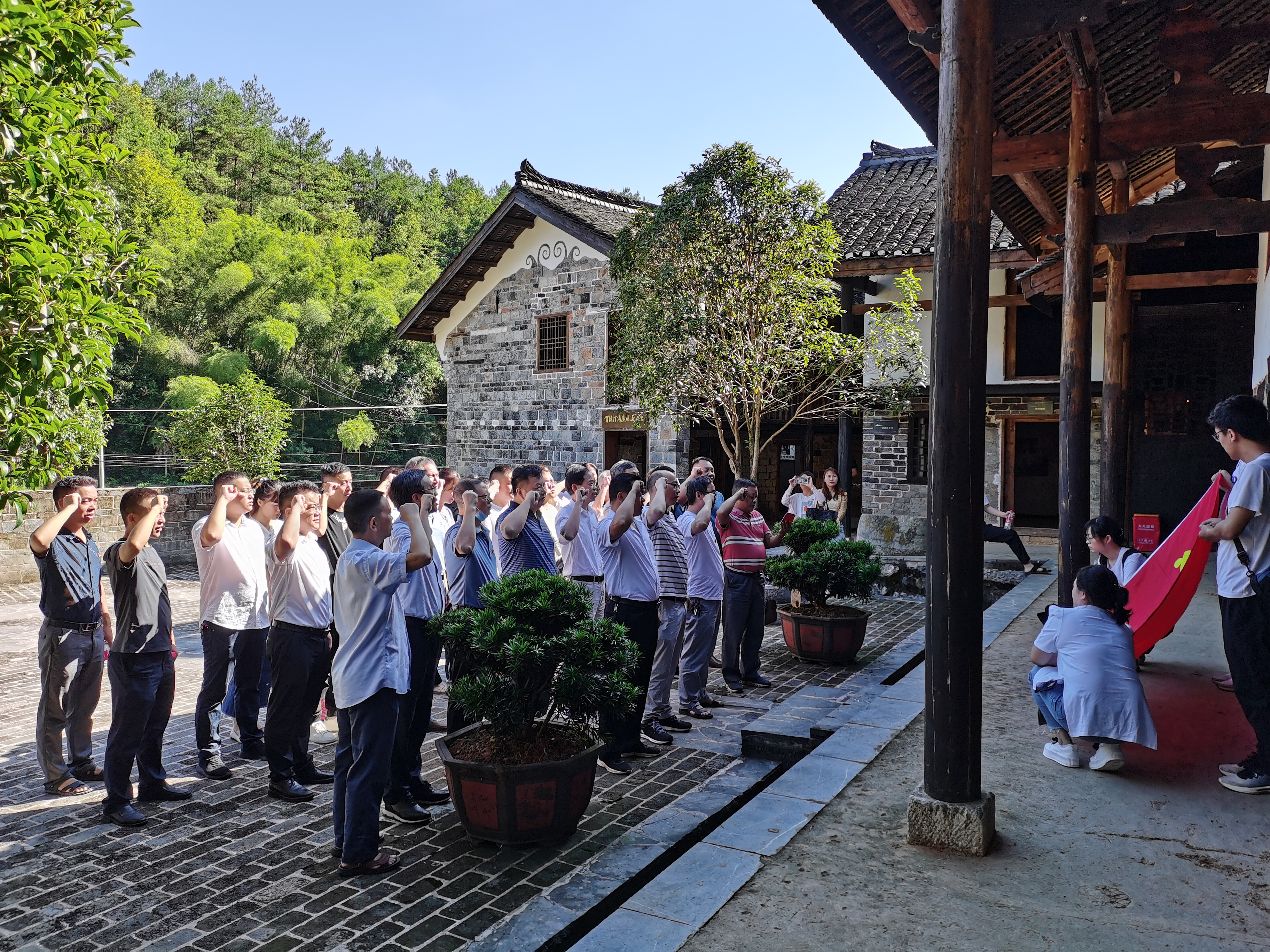 邵阳市审计局赴邵东市贺渌汀故居清廉文化教育基地开展“喜迎二十大 奋进新征程”主题教育暨“清廉机关”建设主题活动(图2)