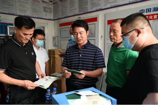 持续推进市场流通领域常态化扫黑除恶专项斗争——晏丽君督查食品药品安全生产、特种设备和商贸流通安全生产工作(图3)