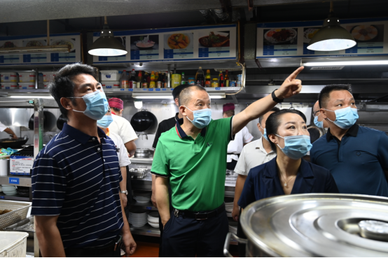 持续推进市场流通领域常态化扫黑除恶专项斗争——晏丽君督查食品药品安全生产、特种设备和商贸流通安全生产工作(图4)