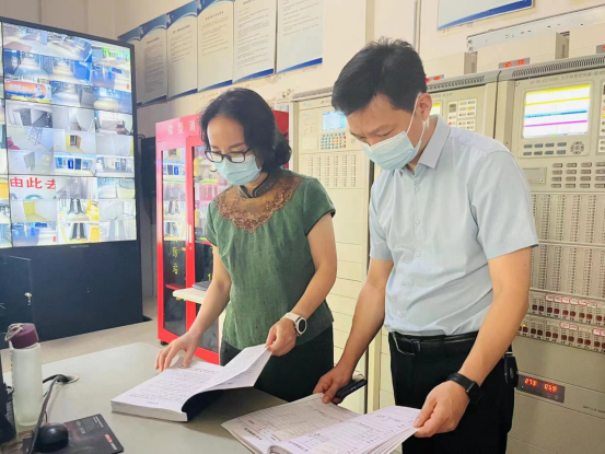 持续推进市场流通领域常态化扫黑除恶专项斗争——晏丽君督查食品药品安全生产、特种设备和商贸流通安全生产工作(图2)
