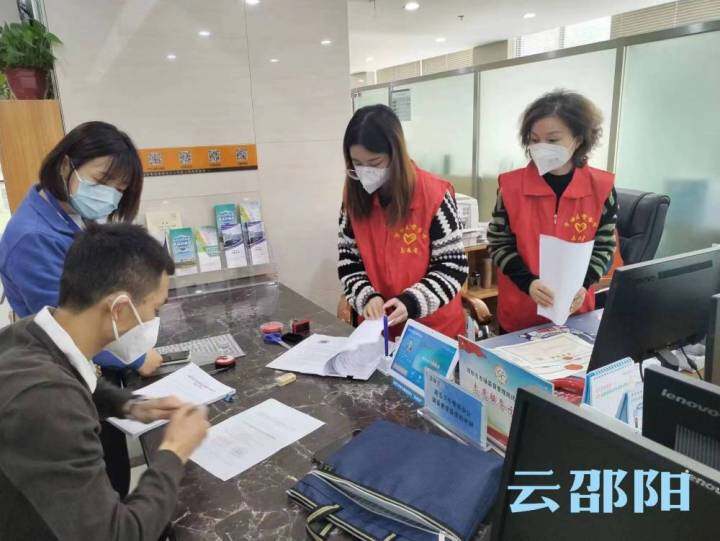 邵阳市政务服务中心:服务不间断 为民办实事(图1)