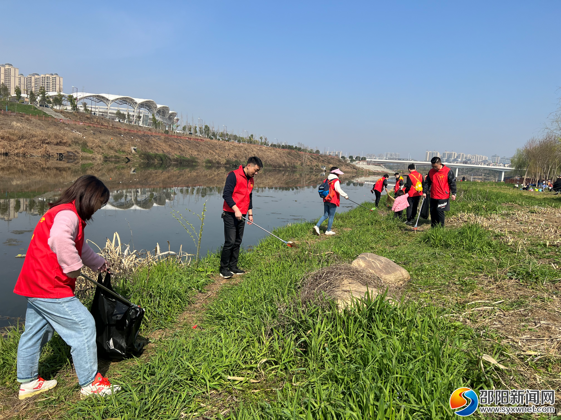 邵阳市财政局组织开展净滩巡河志愿服务活动(图1)