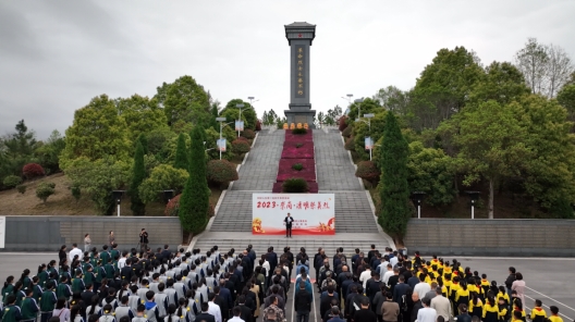 清明祭英烈 缅怀寄哀思——邵阳市举行“2023·崇尚·清明祭英烈”活动(图1)