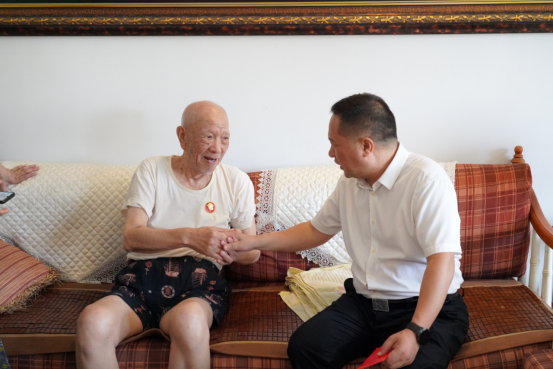 慰问送真情 情暖军休心——邵阳市退役军人事务局开展“八一”走访慰问活动(图1)