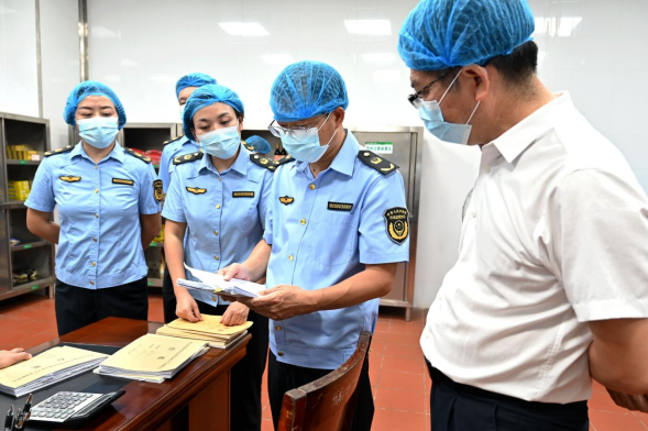 邵阳市市场监管局深入学校食堂开展“四不两直”突击检查(图2)