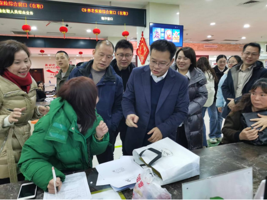 高效服务启新程！邵阳市市场监督管理局发出蛇年首张营业执照(图1)