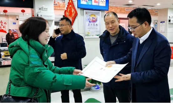 高效服务启新程！邵阳市市场监督管理局发出蛇年首张营业执照(图2)