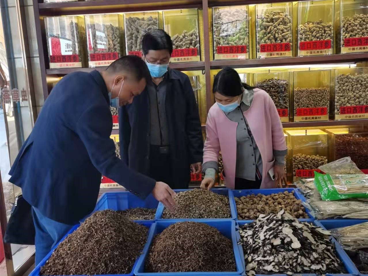 范清乐二级调研员带队督查廉桥中药材市场
