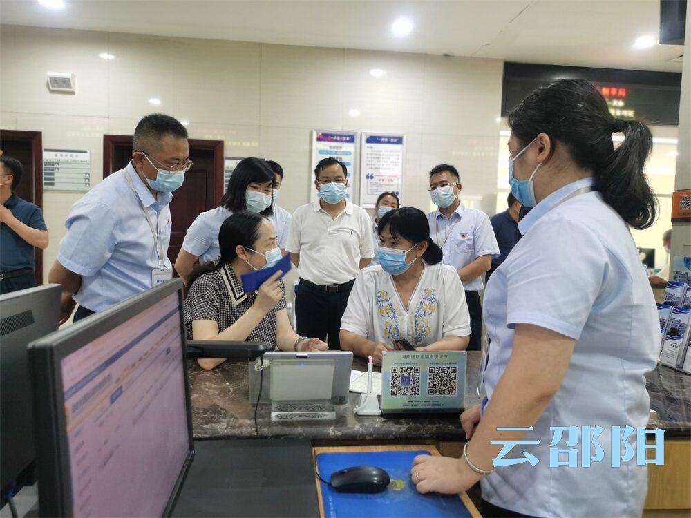 仇珂静到市政务服务中心开展“走流程、解难题、优服务”行动_邵阳头条网