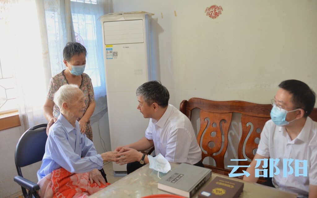 严华在市区走访慰问百岁老人：祝邵阳市老年朋友健康长寿生活幸福_邵阳头条网