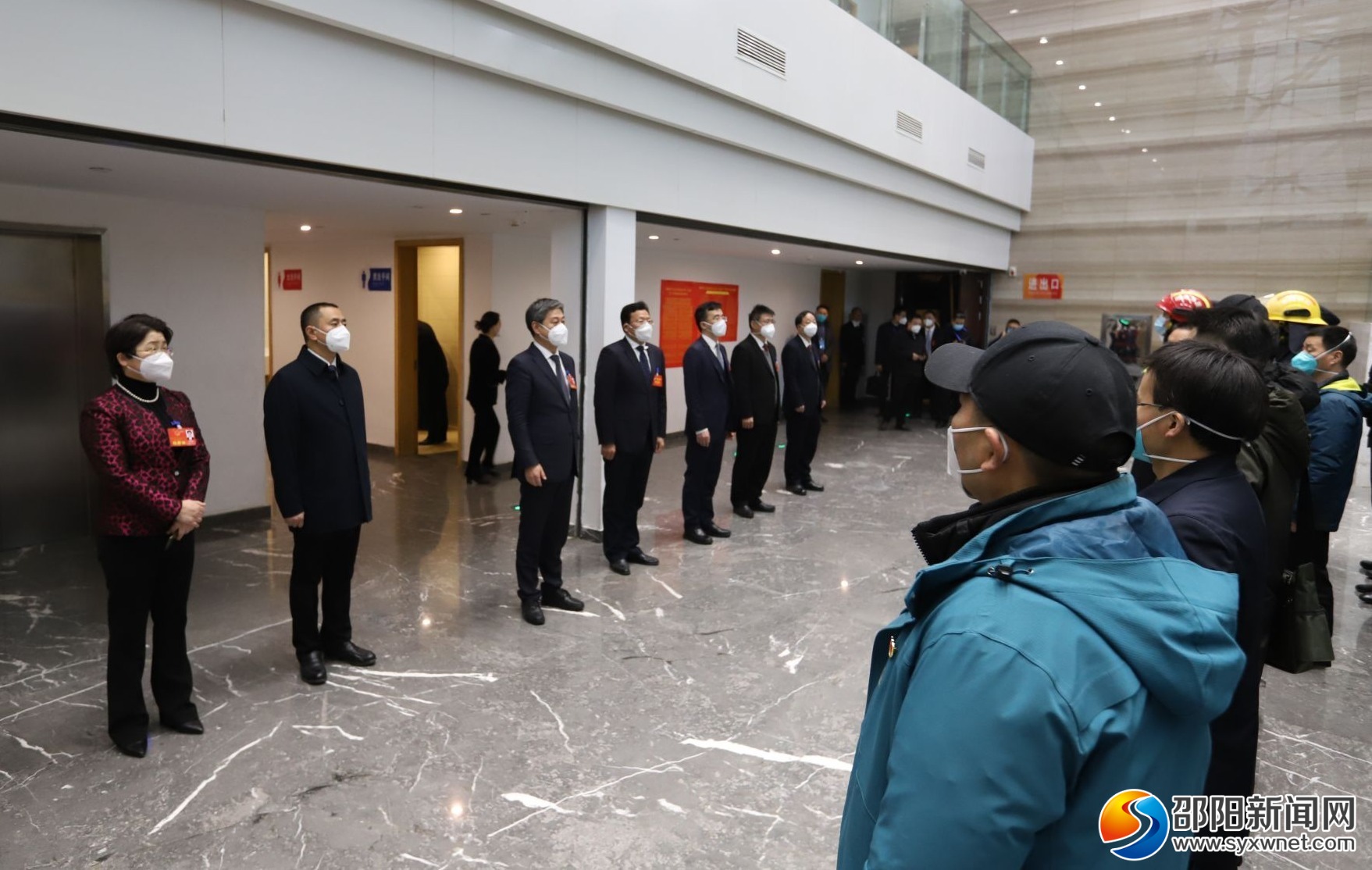 严华华学健等看望“两会”工作人员和新闻工作者_邵阳头条网