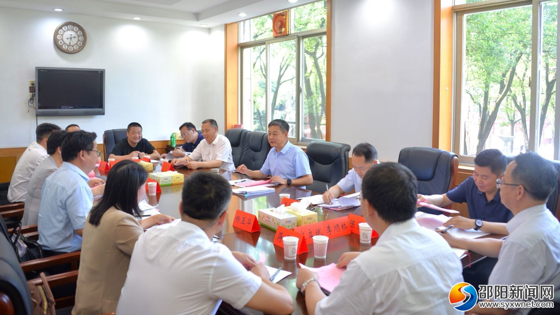 严华主持专题调研座谈会 听取有关干部的意见建议_邵阳头条网