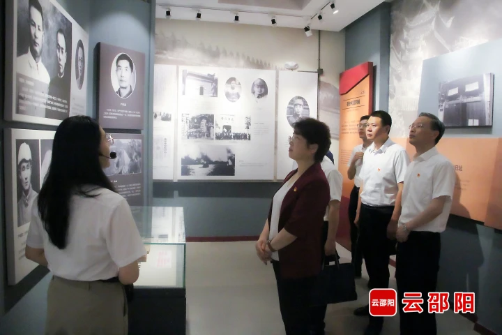 周迎春以普通党员身份参加所在党支部主题党日活动_邵阳头条网