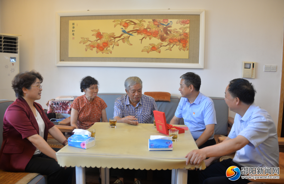 严华在邵阳市区走访慰问老党员并颁发“光荣在党50年”纪念章_邵阳头条网