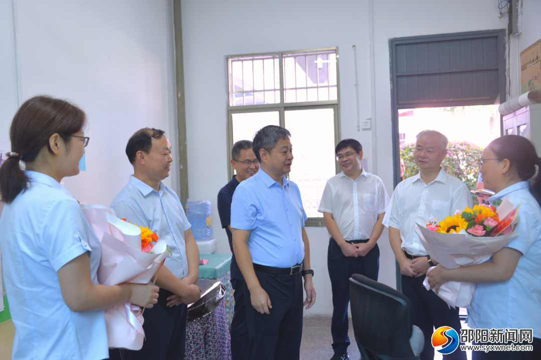 严华在邵阳市区看望慰问教师 向邵阳市广大教师和教育工作者致以节日祝贺_邵阳头条网