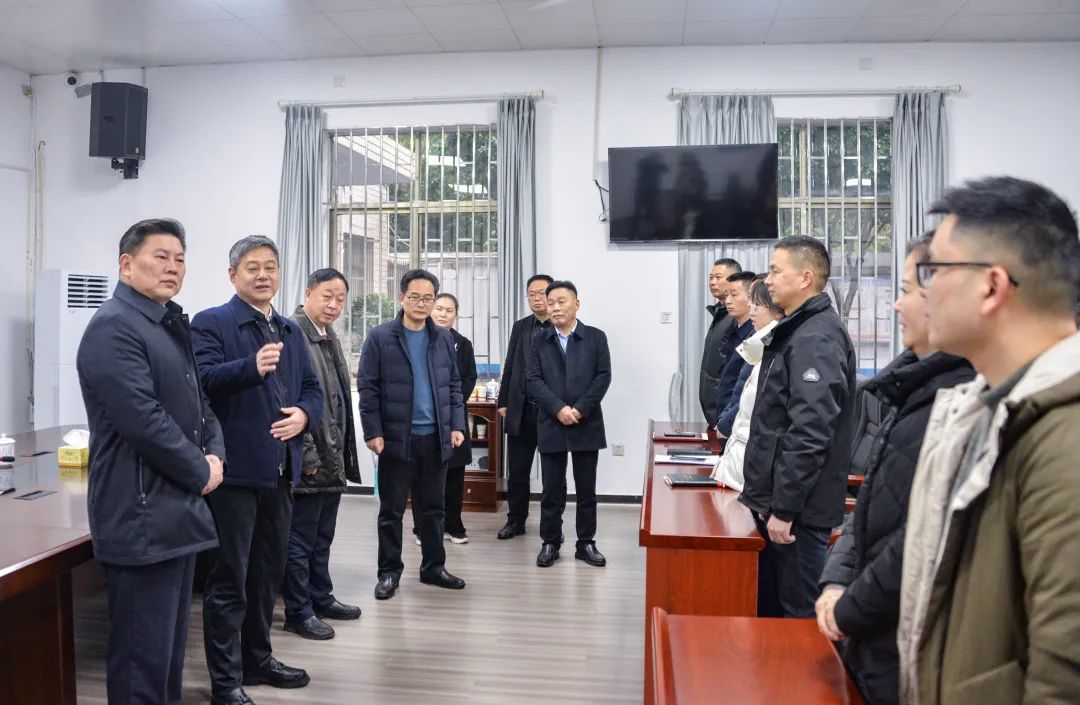 严华看望慰问一线工作人员_邵阳头条网