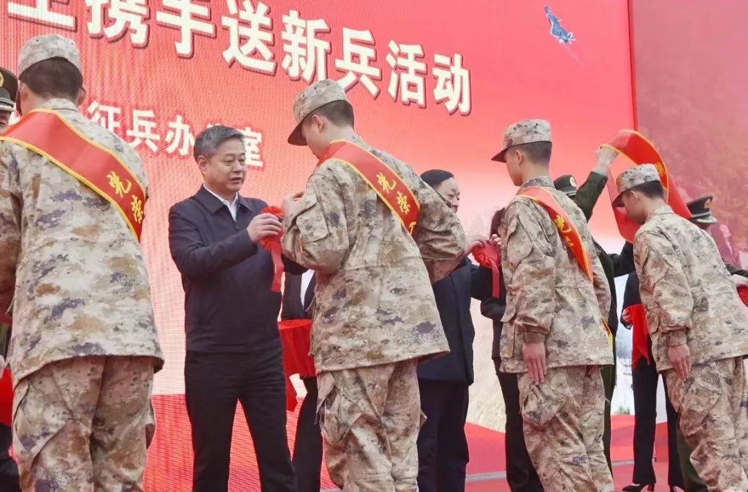 好男儿 当兵去！邵阳千余名新兵奔赴军营(图2)