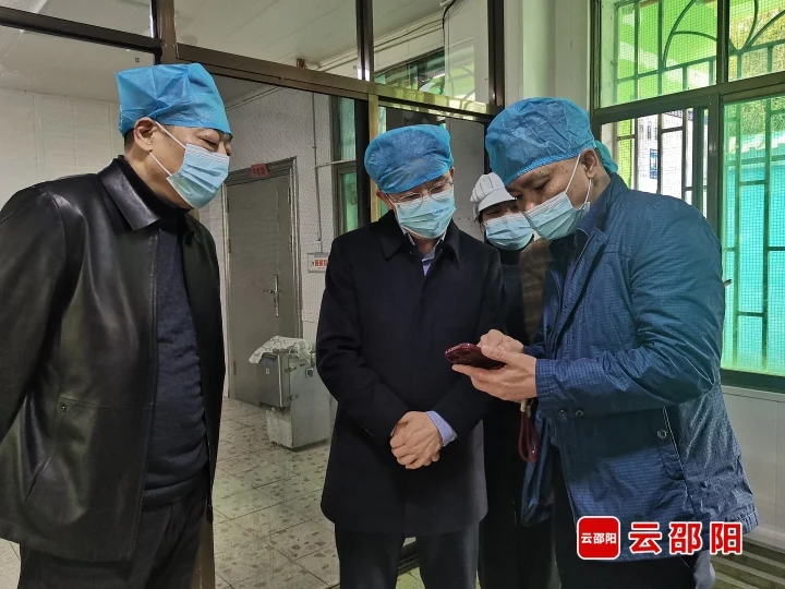 龚红果在市城区暗访督导文明建设和食品安全工作