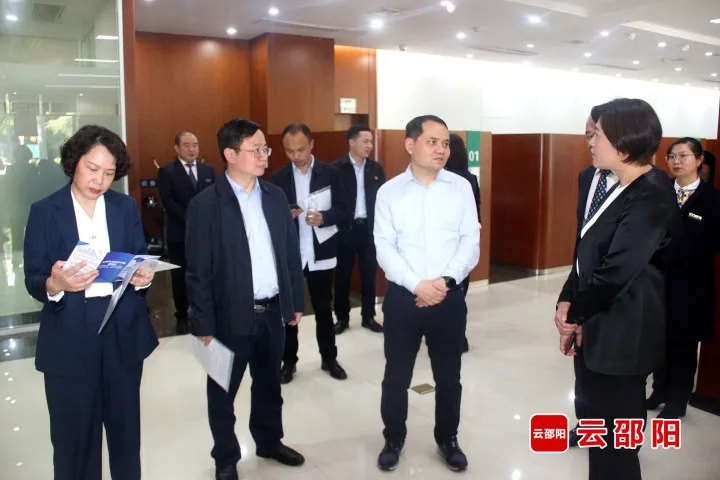 易洪海到保险机构调研推动金融高质量发展情况(图2)