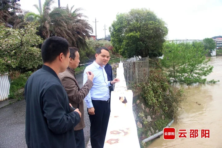 易洪海到檀江河沿岸开展巡河(图1)