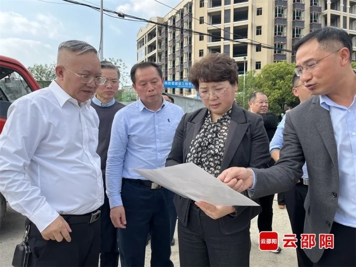 周迎春率队视察市级政府投资重点项目建设情况(图1)