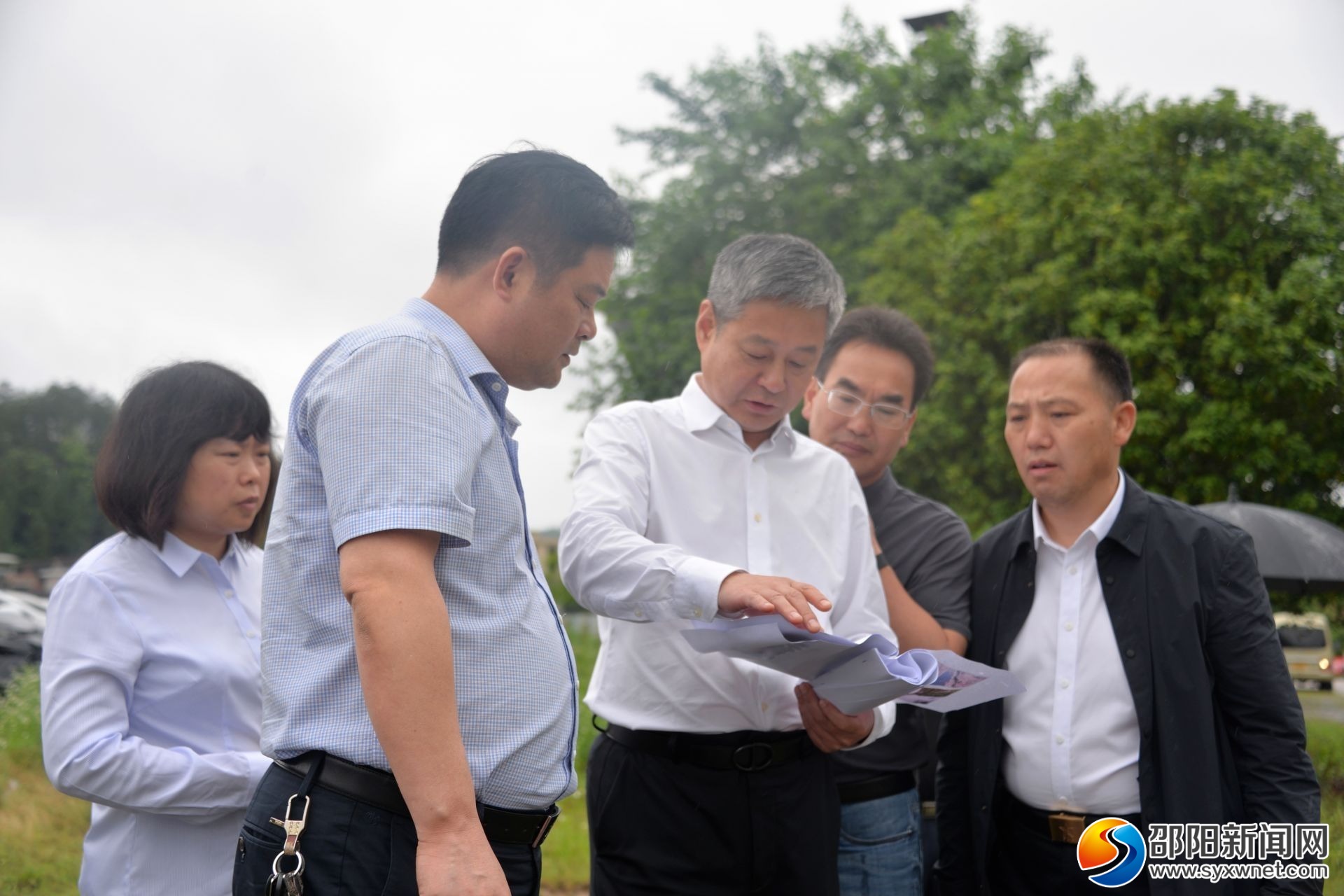 严华在隆回县调研河湖长制、生态环境突出问题整改等工作(图1)
