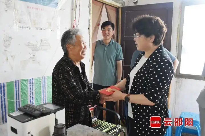 周迎春到双清区两塘村调研指导防汛救灾、乡村振兴工作(图1)