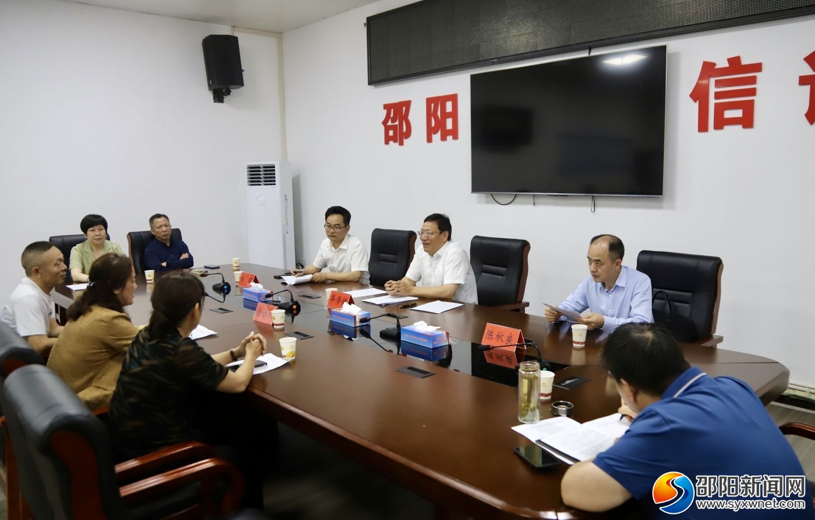 华学健在邵阳市委群众来访接待中心坐班接访(图1)