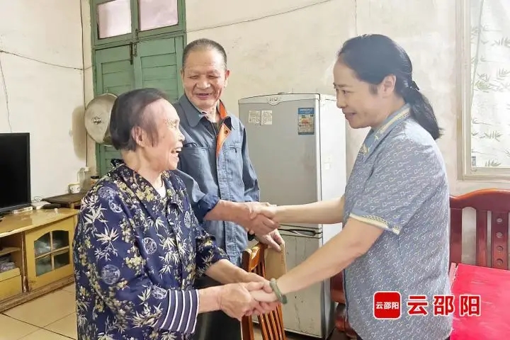 仇珂静“七一”前走访慰问老党员(图1)