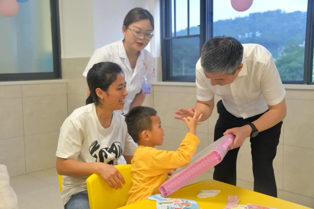 严华走访慰问少年儿童并参加少先队主题队日活动(图2)