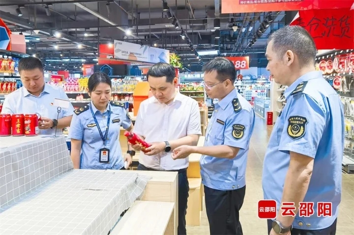 易洪海在邵阳市区督导食品安全工作(图1)