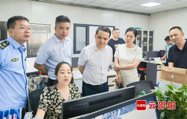 易洪海在邵阳市区督导食品安全工作(图2)
