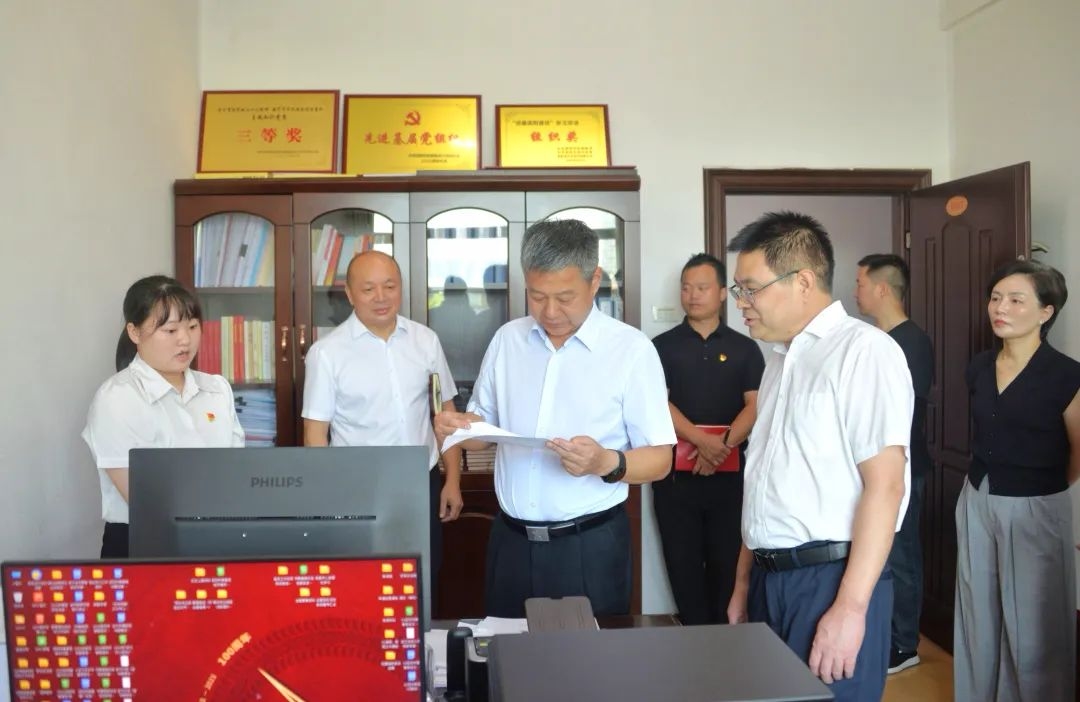 严华在市教育局、市住建局督导群众身边不正之风和腐败问题集中整治工作(图2)