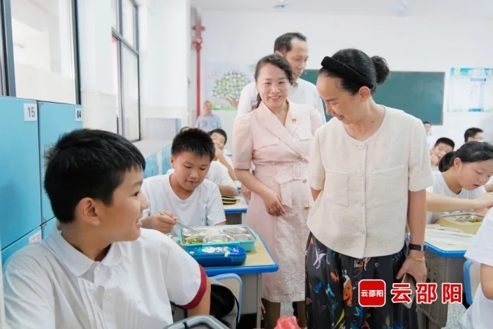 晏丽君督导检查秋季学期开学工作(图1)