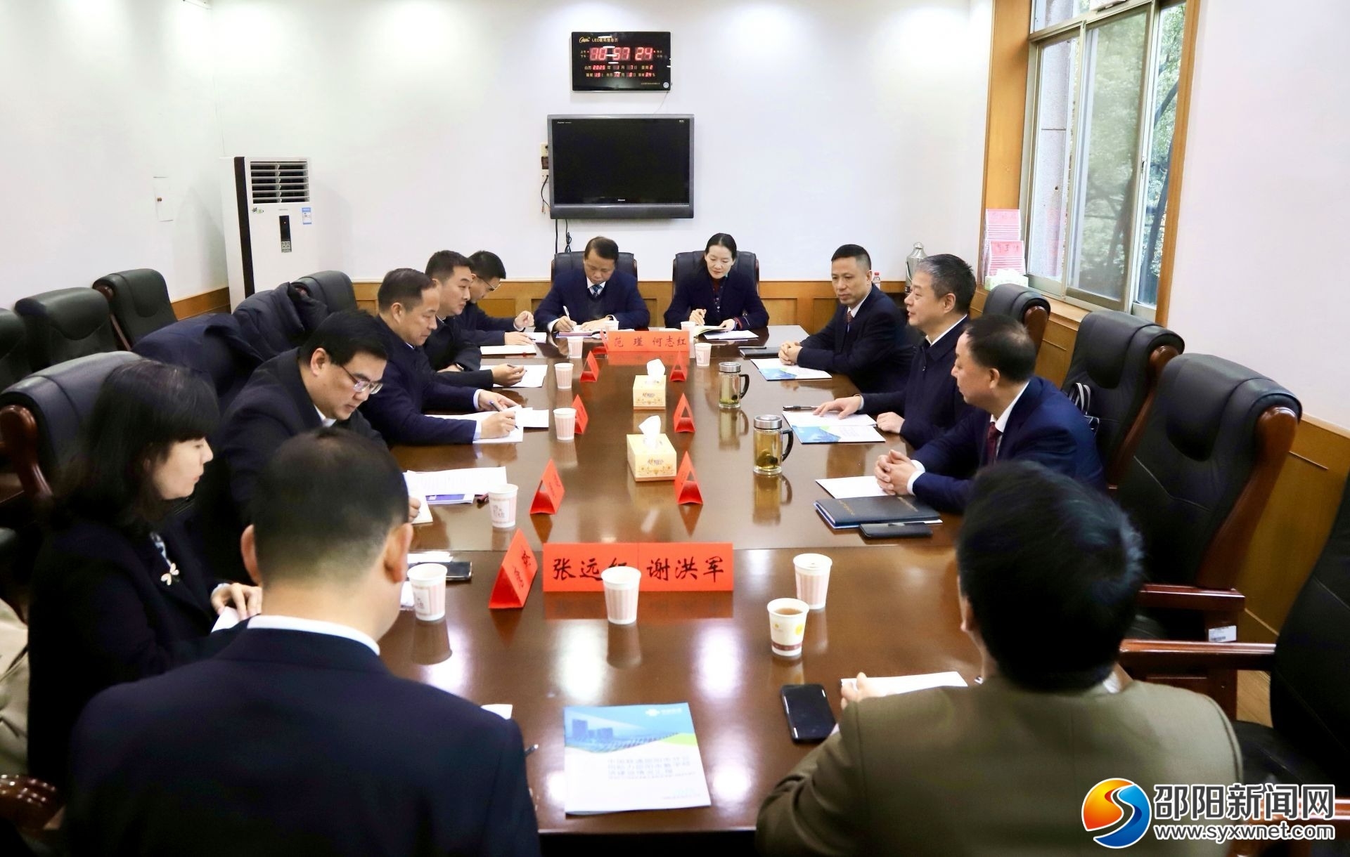 严华与中国联通湖南省分公司党委书记、总经理周智座谈(图1)