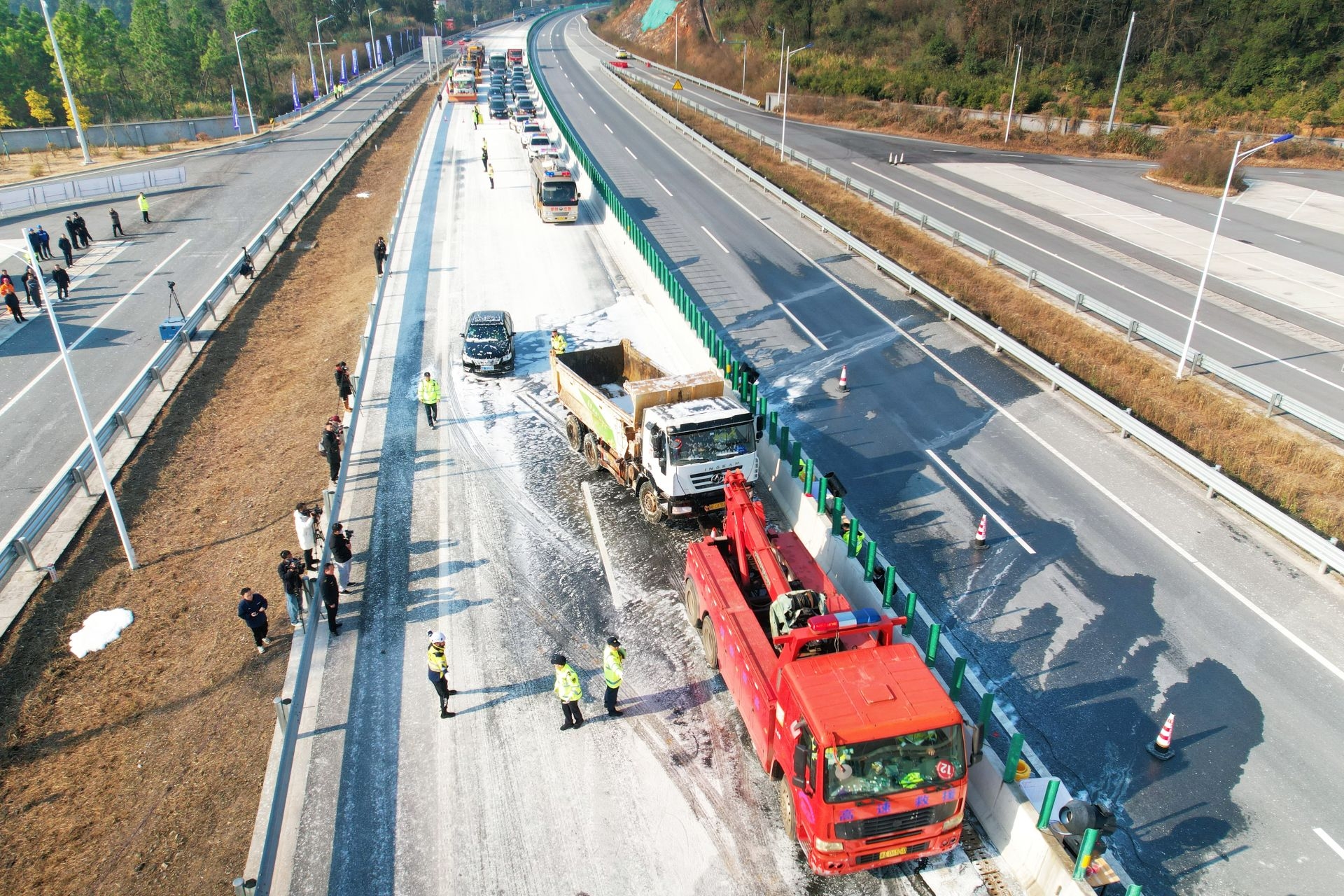 邵阳市举行 “雪峰使命-2025”重大低温雨雪冰冻灾害综合应急演练(图3)
