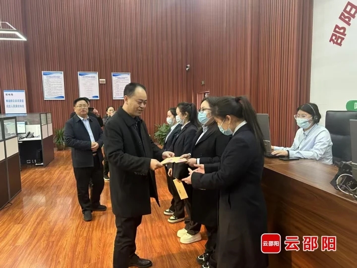 杨卫平看望慰问12345政务服务便民热线一线工作人员(图1)